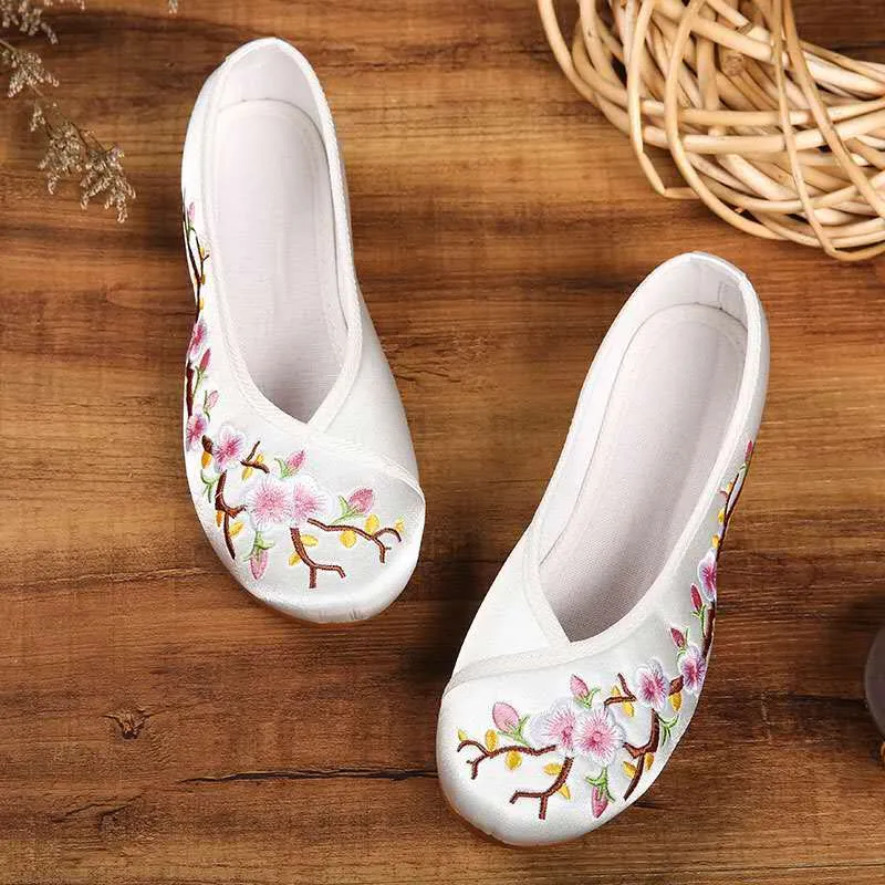 Traditional Chinese Floral Embroidery Shoes Dancing Shoes