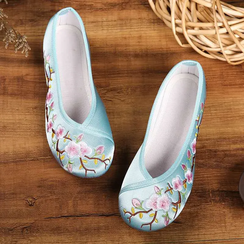 Traditional Chinese Floral Embroidery Shoes Dancing Shoes