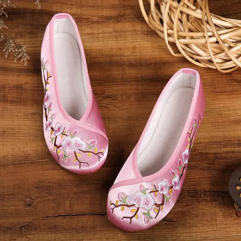 Traditional Chinese Floral Embroidery Shoes Dancing Shoes